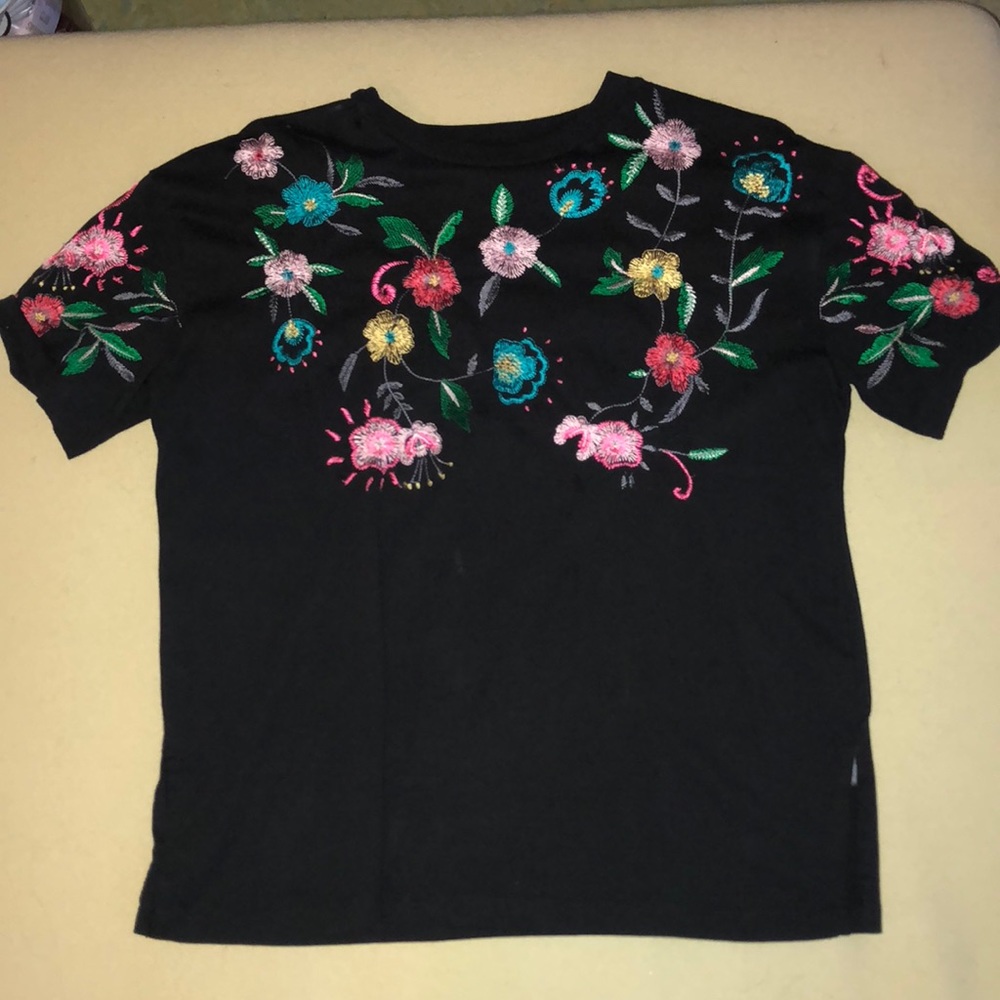 black t shirt with flower embroidery